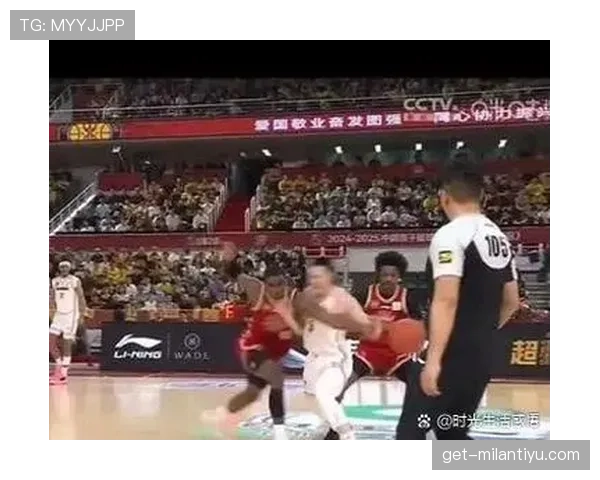 球碰到裁判员算是出界吗？解析篮球规则中的意外球处理
